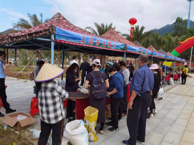 活动现场共搭建24个农产品销售展台,集中展示了江边乡各村及大田镇
